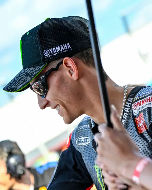 💬 @fabioquartararo20, Grand Prix of Japan - Sprint Result - 6th: “I couldn’t attack the front group, so I had to defend my position instead. I pushed to the maximum, and I did some 1’44s at the beginning, which is quite fast for us. But today our pace was not enough to fight with the top guys. Tomorrow’s longer race will also be a challenge, but I know how hard I can brake here. Luca had more pace than me today, but I had to defend my position, and I was quite good.” #MonsterYamaha | #YamahaMotoGP | #YamahaFactoryRacing | #MotoGP | #JapaneseGP