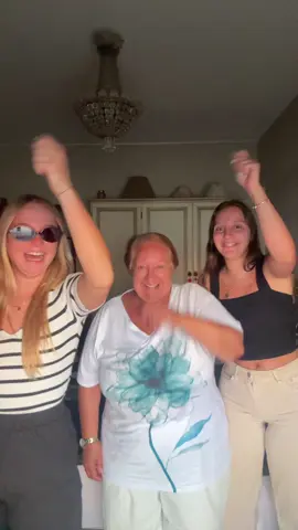 A prova de que idade é só um número… a avó já está pronta para viralizar no TikTok 😂 tentámos ensinar lhe uma dancinha 💃 #fyp 