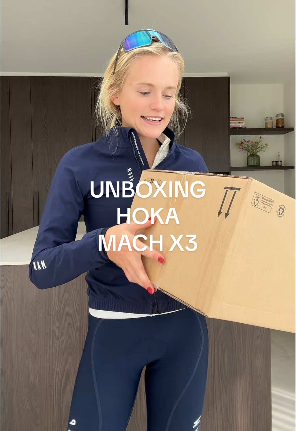 Unboxing time! ✨De nieuwe @HOKA Mach X3 is binnen.  Een perfecte daily trainer die comfort en snelheid combineert: van tempotrainingen tot raceday. ✅ PEBA-toplaag voor extra veerkracht ✅ Snelle Pebax®-plaat voor maximale responsiviteit ✅ Lichtgewicht + stevige fit = alles geven Ready to get the most out of every run 💥 #HOKA #MachX3 #Running #triathlete #unboxing 