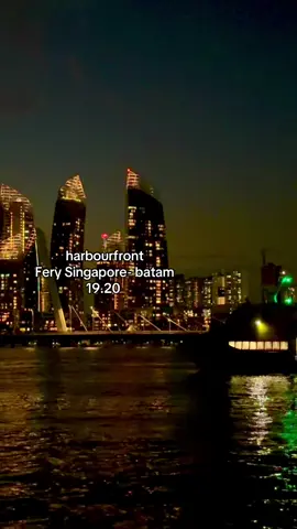 Keindahan dimalam hari kerlap kerlip lampu dan bangunan nan indah singapore.  Boleh cobain moment perjalanan Singapore - batam by dery tiime 19.20 yaah  #batamsingapore #harbourfront 