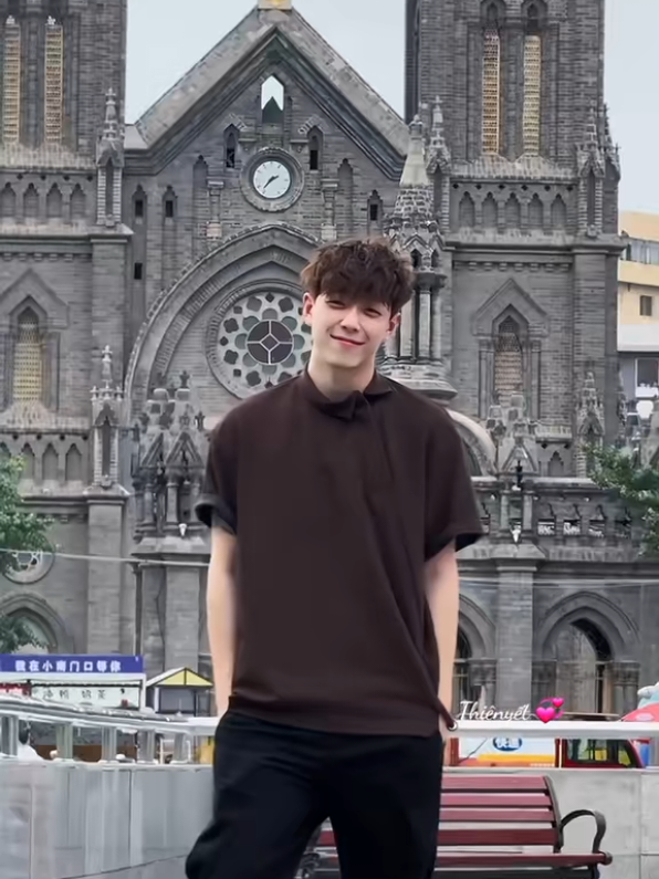 Càng lớn, càng thấy mình không còn nhỏ nữa. #F5Thienyet #laccamngoc  #traideptrungquoc #traidepdouyin#kỷ niệm xưa 