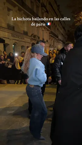 La bichota bailando en las calles de paris 🇫🇷@Karol G 