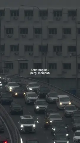 Sekarang kau pergi menjauh. #akubukanuntukmu #galau 