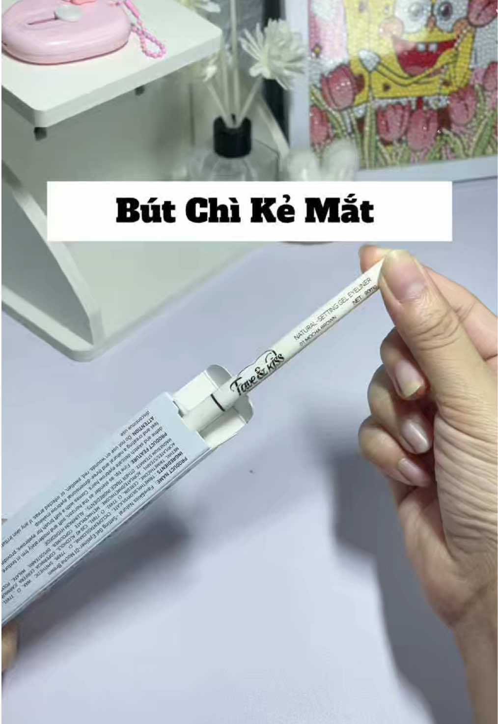 Bút chì kẻ mắt Fave Kiss, mấy bà mới tập tành makeup nên chọn dạng chì kẻ mắt nha, thao tác rất dễ luôn nè.#favekiss #butchikemat #chikemat #favekissvn #makeup 