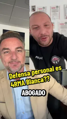 ¿Boxeador = arma blanca? 🥊❌ ¡Típica leyenda urbana que se ha colado hasta en los bares! Ni el boxeo, ni el karate, ni ningún deporte de contacto te convierte en arma blanca. Eso NO está en el Código Penal 📕. Peeero… si usas tus técnicas para hacer más daño del necesario, te cae más pena. No por ser “arma”, sino por abusar de tu ventaja 💥. El juez puede subirte la condena un grado si ve que te has pasado de listo. Así que si eres profesional del combate… usa la cabeza también fuera del ring 🧠🥋 #elabogadodetiktok #kravmaga #defensapersonal #legitimadefensa 