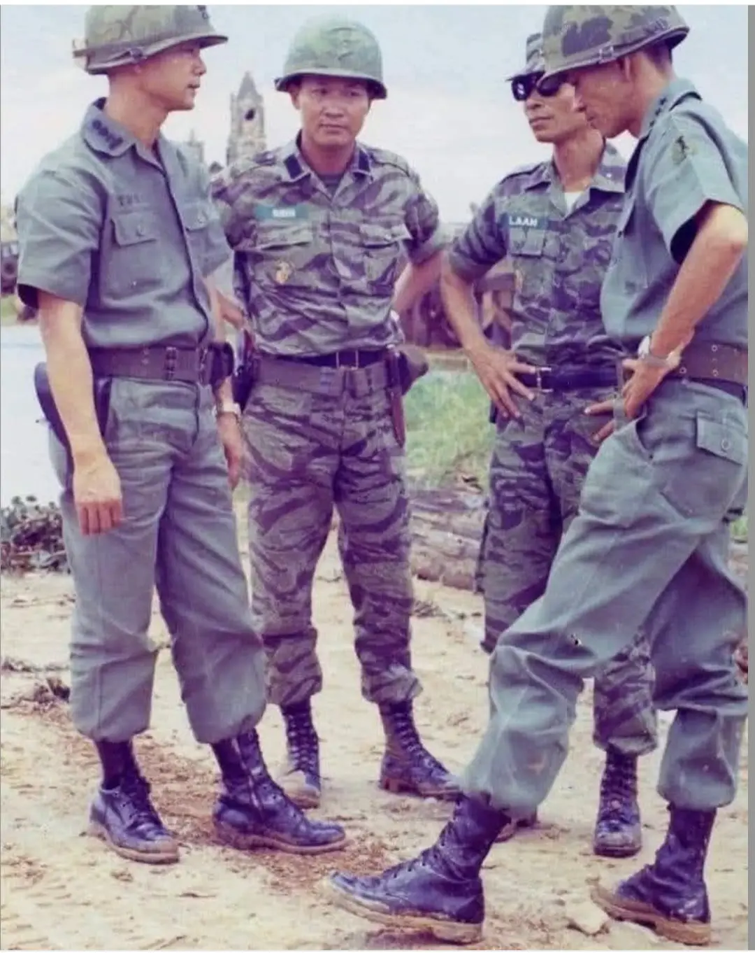 - Trung tướng Ngô Quang Trưởng tư lệnh Quân đoàn 1 - Chuẩn tướng Bùi Thế Lân tư lệnh sư đoàn TQLC, Đại tá Ngô Văn Định biệt hiệu Đồ Sơn lữ đoàn 147-TQLC và Đại tá Lê Văn Thân tỉnh trưởng kiêm TKT Thừa Thiên Huế năm 1972 trong chiến dịch tái chiếm Quảng Trị.
