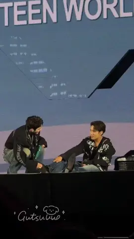 babeh melepas lakban yang ada di bawah sepatu anak bujangnya! gemes bngt liat nya🤏🏻🥰🖤 #scoups #mingyu #seventeen #seventeen17_official #fyp  ctto 