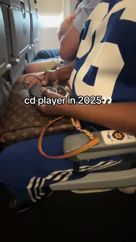 i wonder what she listening to😭 #foryoupage #nothingbeatsajet2holiday #fypシ 