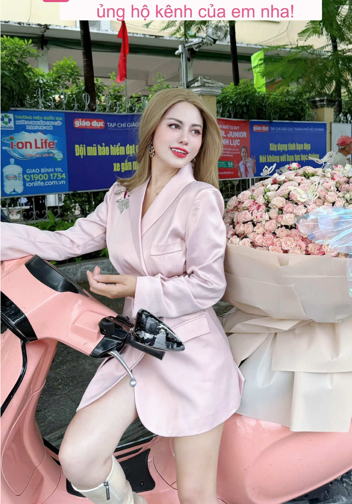 Mới bay máy bay về cái là cho lên mẫu liền luôn - Hồng chiết xạ bó khổng lồ đã hạ cánh nhà em 🫨🫨 ngất ngây luôn #hongsofia #chungmyhoa #hoa #tiktoklive 