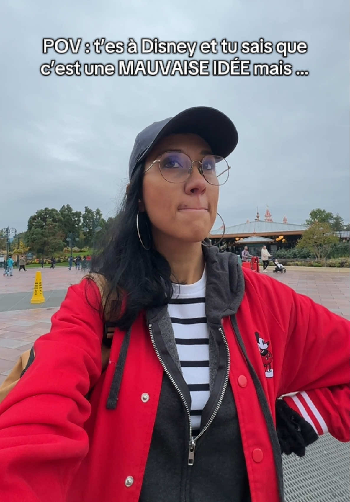 C’est trop tôt, c’est la pire idée du jour mais tu y vas quand même … 😂😂😂  Et pas merci @Disneyland Paris ✨ 💸💸💸 #disneylandparis #disneyfan #disney #noel #disneymerchandise 