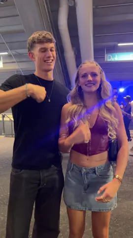 guys pls let’s just ignore how i look here i was lowkey nervous 😃😃 also couldn’t hear the audio very well #whowasinterestedfirst #viral #drakeconcert #champagnepapiconcert 