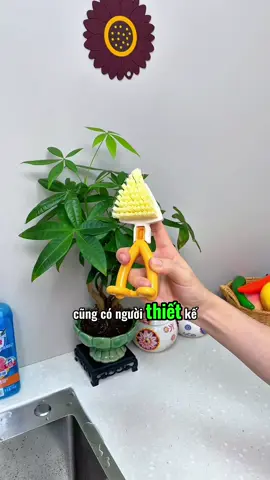 Tôi dùng bàn chải tam giác gấp gọn này để làm việc nhà. Nó có thể làm sạch bồn rửa, vòi nước, bồn rửa và các góc khác rất sạch sẽ. Rất tiện dụng!! #banchaihinhtamgiac #tienich #giadungnhabep #thietthuc #jizonguyen 