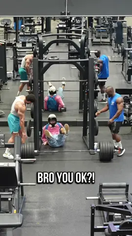 The muscles is not important 🤭 @YOUNGLA cxde: “ANATOLY” to save  #anatoly #gym #prank 