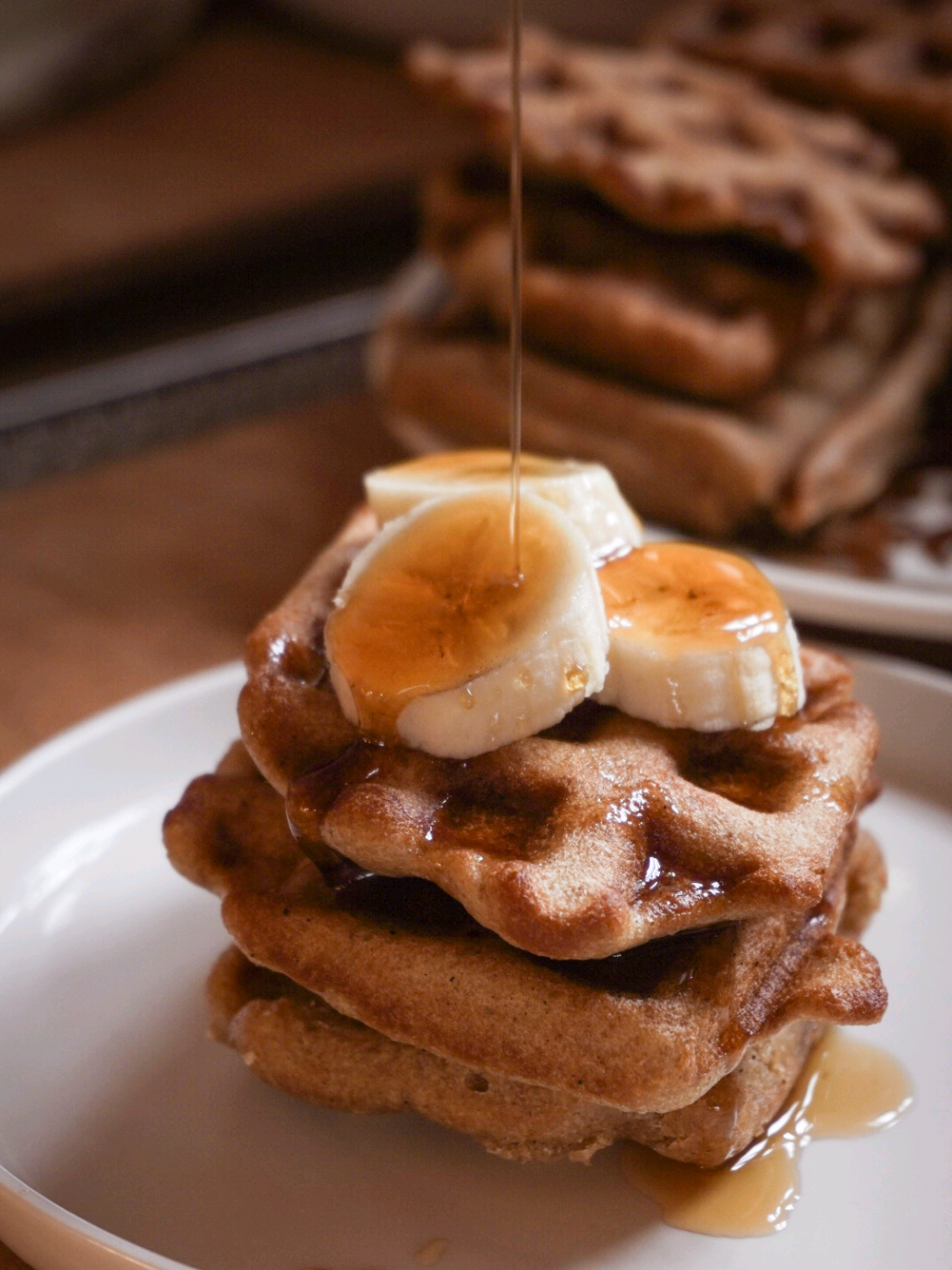 Vollkornwaffeln 🥞 REZEPT 3 Eier 40g Rohrohrzucker 140g weiche Butter 200ml Milch (hier Hafermilch) 1TL Backpulver 250g Vollkornmehl (Urdinkeln, Einkorn, Emmer...) Butter oder Ghee zum Einfetten Waffeleisen (egal ob Guss oder elektrisch) vorheizen, Getreide mahlen, Butter schmelzen. Eier, Milch und Butter verquirlen. Mehl, Backpulver, Zucker unterrühren und kurz ruhen lassen. In der Zwischenzeit das Waffeleisen einfetten. Viel Spaß beim Ausprobieren und Genießen!✨️ Werbung | 🌾 Mein Getreide beziehe ich bei @chiemgaukorn - mit dem Code SASCIA10 bekommt ihr 10% Abzug auf eure ersten drei Bestellungen. ❤️ #rezept #selbermachen #vollkornrezepte #kochrezepte #gusseisen