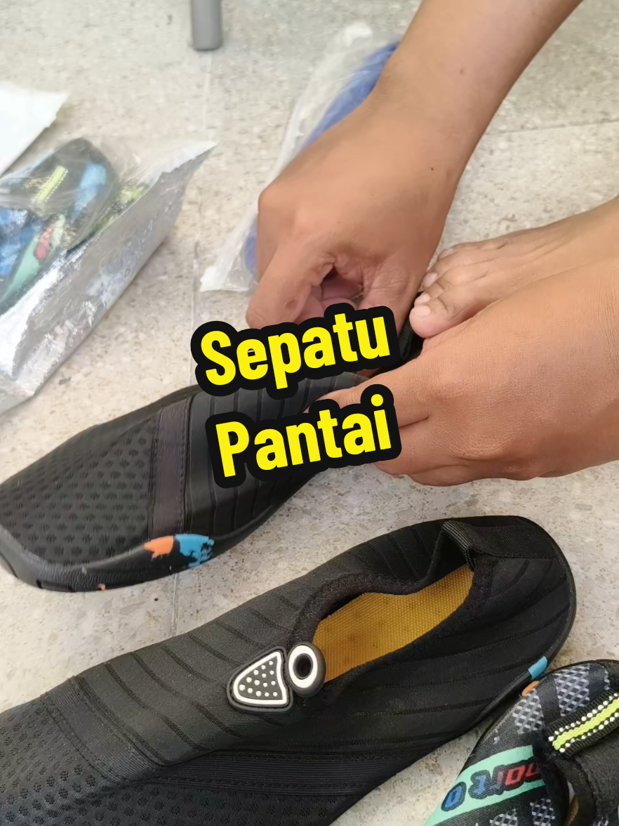 Membalas @user1853613600702sepatu pantai, sepatu mancing, sepatu snorkeling ini harganya bisa kakak liat di keranjang kuning kiri bawah, sepatu pria ini tersedia 10 warna dan ukuran nya tersedia dari 35-45 ya guys #sepatupantai #sepatumancing #sepatuair #sepatusungai #sepatuair 