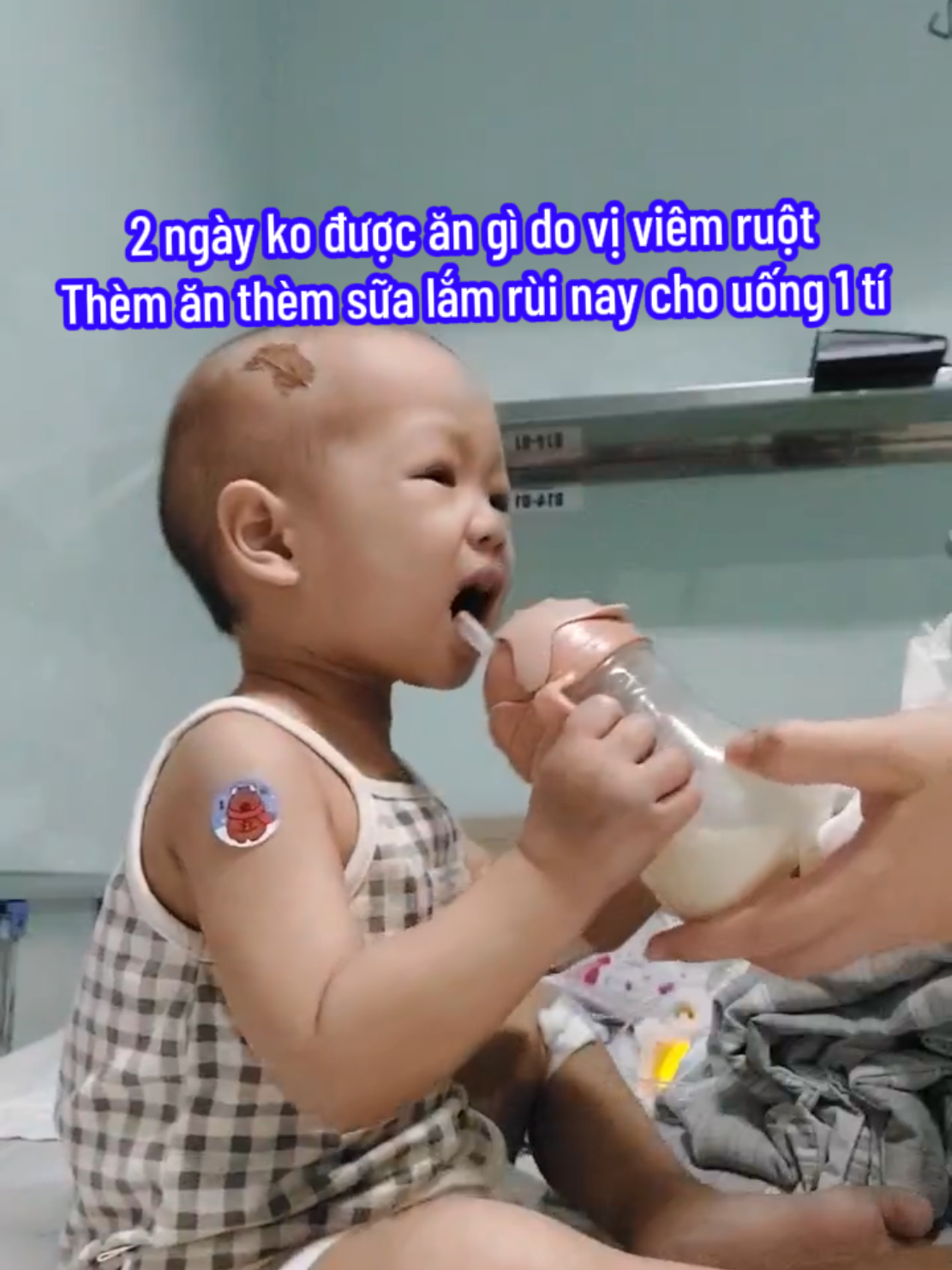Nay con đỡ hơn chút rồi các cô chú ạ Đỡ đi ngoài, đỡ sốt, đỡ nôn. Bác sĩ bảo cố nhịn để ruột nghỉ ngơi cho khỏi viêm #ungthư #chiếnbinhnhỏ  #viêmruột #sốtcao #hànhtrìnhvượtquaungthư 