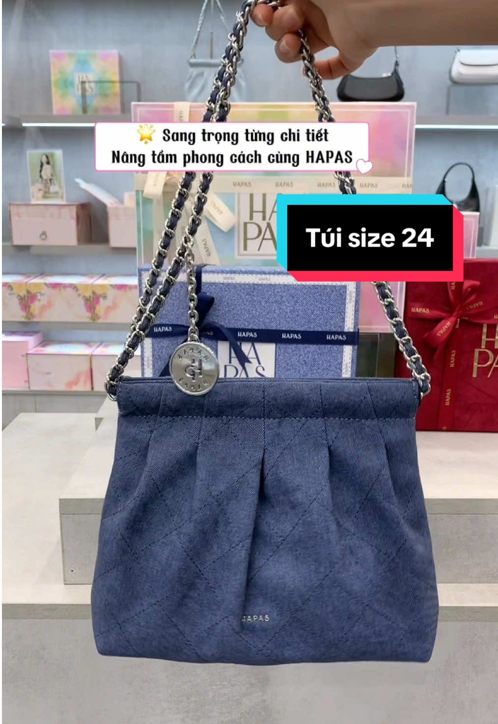 ✨ Túi xách nữ HAPAS – Sang trọng, thời thượng, chuẩn phong cách ✨ Chiếc túi size 24 với quai đôi tag tròn độc đáo, dễ dàng mix & match từ đi làm đến đi chơi. 💼 Chất liệu cao cấp, thiết kế tinh tế, khẳng định đẳng cấp phái đẹp  #thờitrangnữ #tuixinh #PhụKiệnCaoCấp #quatang #Hapas 