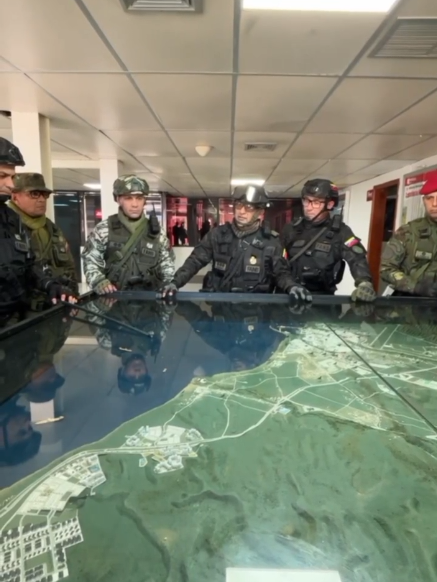 El MG Johan Alexander Hernández Lárez, Comandante General del Ejército Bolivariano, se reunió con los Oficiales Generales que lideran una operación militar en la Isla de Patos, dónde se hará una exploración con todos los medios aeronavales con la finalidad de fortalecer la seguridad del territorio ¡La Patria se defiende! @Johan Hernández 