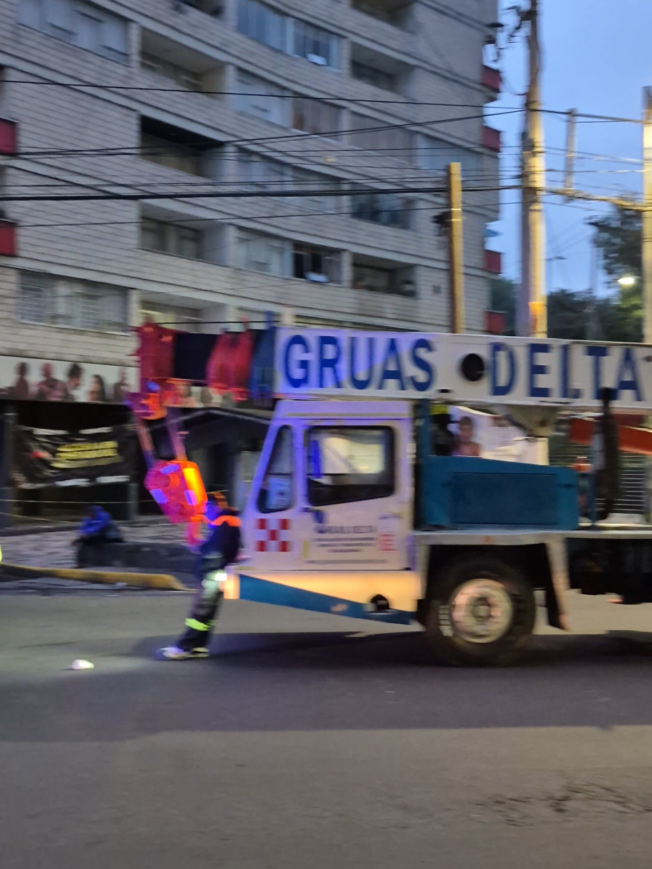 CONTEXTO LA ALCALDIA YA NO PERMITIO LA CIRCULACIÓN POR EL HORARIO ENTONCES ESPERAREMOS HASTA MEDIA NOCHE LA GRUA SE IRA A RESGUARDO A LA OBRA  #excesodedimensiones #cdmx #fuselaje #boeing737 #gruastelescopicas 