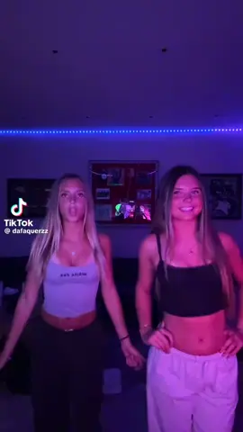 #2man #duo #blonde #bops #croptop 🤪