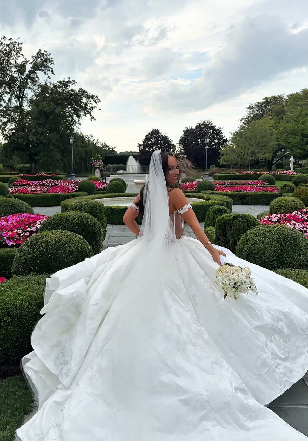 core memory running in my wedding dress to @Taylor Swift  🥹🤩💍  @So Bridal Social @Kleinfeld Bridal @Park Chateau Estate #weddingdress #njwedding #weddingcontentcreator #weddingtok #weddinginspo #taylorswift #parkchateau #wedding #ballgownweddingdress #kleinfeldbridal #weddingcontentcreation #