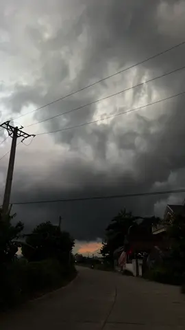 Ngèo một chút cũng được , ăn ít một chút cũng được , đừng ai ra biển lúc này ,  gần đây đã có quá nhiều người thiệt mạng khi cố gắng ra biển trong thời tiết này rồi 🙏  cũng chỉ vì mưu sinh  #phuongngoc2295 #storm #ocean #tiktoklive 