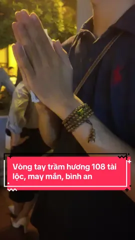 Ai nên đeo vòng trầm hương 108 hạt?  Vòng trầm hương 108 hạt ai đeo cũng được cả, Đeo đi lễ chùa, lễ thánh, lễ phật rất ý nghĩa. Đeo vòng trên tay giúp cho mình may mắn, bình an và thu hút những năng lượng tích cự, hạnh phúc  #lienhoatram #thienhuongtam #vongtayphongthuy #vongtaytramhuong #phongthuytramhuong 