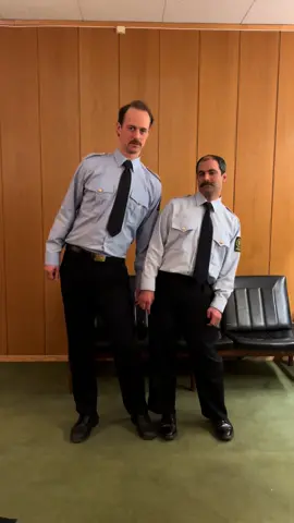 Våre Beste År 2 ute på NRK nå! Amir og jeg feirer med litt rolige hofter 🚓🚓🚓