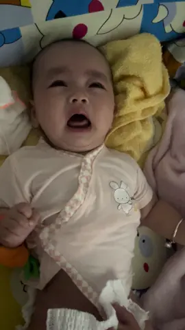 Mấy bà ơi ... Cho tui hỏi trên đây có bà nào dùng sữa Meta Care cho bé dưới 6th ko ạ ... Cho tui xin vài muỗng thử cho bé với ạ Sữa bã đag uống bị táo bón rồi ... Bã đau bụng bã đi ko đc bã khóc quá trời 😭😭😭 Bã đi ko đc bã khóc quá tui xót . Tui có dùng cọng rau mồng tơi quấy đít cho bã luôn rồi . Vẫn đi ko đc á 😭😭