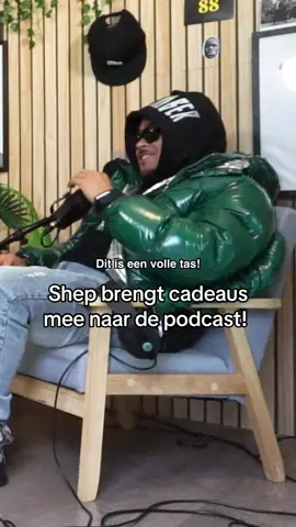 Shep kwam langs met een Sheptember trui voor in ons hiphop museum! 🏛️  #shep500 #passdeaux #hiphop #podcast #ad @Shep500 @CROYEZ  