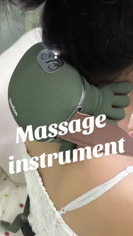 Do you need to choose a Christmas gift 🎁🌷🎁?? This shoulder and neck massager is great Christmas gift idea, do you want one#christmas #massager #christmasgiftideas #massagerwithheat #neckmassager #gamechanger #massagetime #musthave #gifts #giftideas #goodthing #gadget #goodthings #product #shopping #neck #fyp #viral #comfortable #relax 