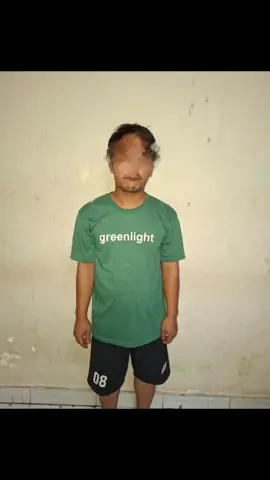 Lima Bulan Dicari, Pelaku Curas Sadis Dibekuk Tekab 308 Tegineneng Pesawaran – Tim Khusus Anti Bandit (Tekab) 308 Presisi Polsek Tegineneng, Polres Pesawaran, berhasil menangkap seorang pria berinisial M.S.A. alias R (32), pelaku pencurian dengan kekerasan (curas) yang buron selama lima bulan terakhir. Kapolsek Tegineneng AKP Davit Herlis, S.H. membenarkan penangkapan yang dipimpin PS Kanit Reskrim Bripka Bahrun Ilmi tersebut dilakukan pada Jumat (26/9/2025) di Jalan Desa Bumi Ratu Nuban, Lampung Tengah. Kronologi Aksi Kasus curas yang menjadi fokus utama terjadi pada Selasa (8/4/2025) sekitar pukul 14.00 WIB di dekat Jembatan Desa Gedung Gumanti, Kecamatan Tegineneng. Korban, Aji Janata (18), dihadang pelaku yang menodongkan senjata tajam dan memaksanya menyerahkan sepeda motor. Pelaku kemudian kabur membawa Honda Supra X 125 tahun 2013 dengan kerugian sekitar Rp8 juta. Setelah mengantongi identitas tersangka, tim bergerak melakukan pengejaran hingga akhirnya M.S.A. alias R berhasil ditangkap. Saat diamankan, pelaku tengah mengendarai motor korban, yang terbukti dari kecocokan nomor rangka dan mesin. Barang Bukti Selain sepeda motor tersebut, polisi juga menyita 1 unit ponsel Infinix Smart 8 milik korban lain, Riki Ferdiansyah, yang sebelumnya kehilangan handphone dalam aksi curas di Pasar Desa Bumi Agung pada 30 Maret 2025. Proses Hukum Kapolres Pesawaran AKBP Heri Sulistyo Nugroho, S.I.K., M.I.K. melalui Kapolsek Tegineneng menegaskan, tersangka kini ditahan di Mapolsek Tegineneng dan dijerat Pasal 365 KUHP tentang pencurian dengan kekerasan. Barang bukti yang diamankan berupa: 1 unit sepeda motor Honda Supra X 125 warna merah hitam, BE 4440 EJ 1 unit HP Infinix Smart 8 warna hitam Polisi memastikan proses penyidikan akan dilanjutkan hingga tuntas. #poldalampung #polrespesawaran 