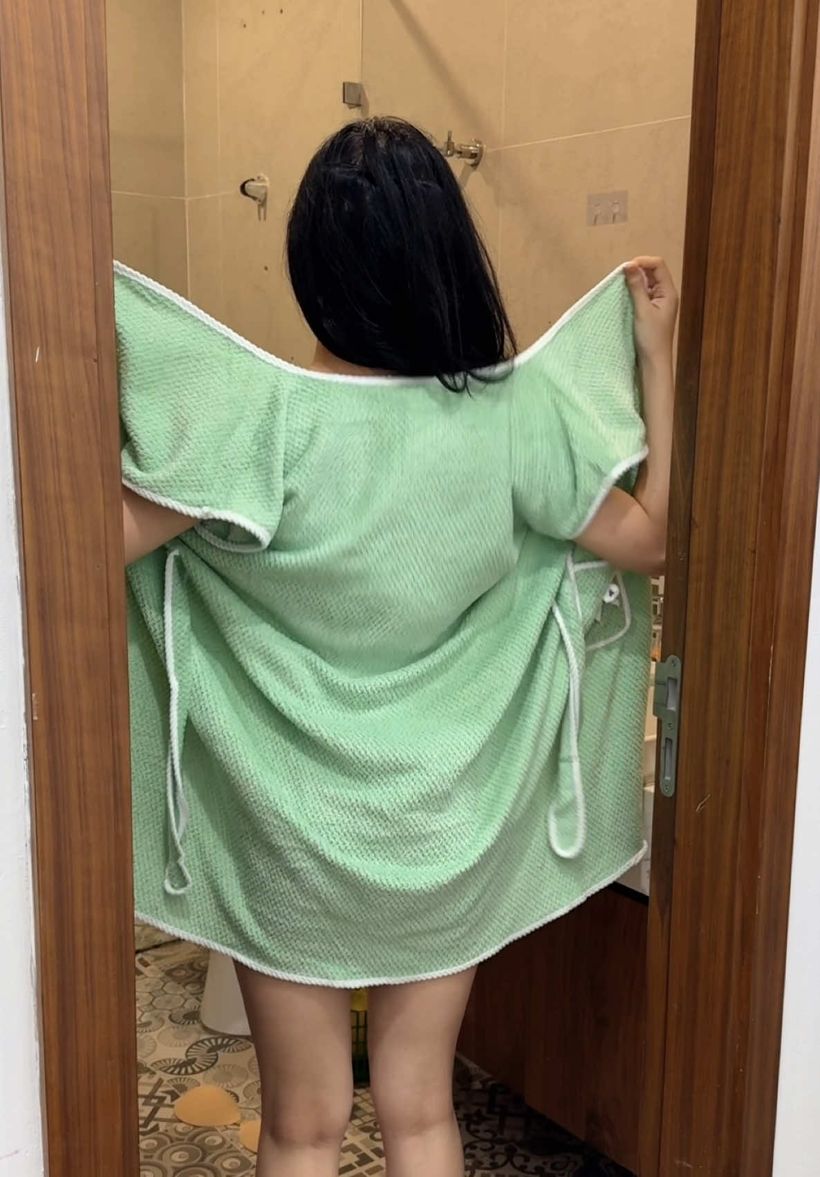 3x một em áo choàng tắm dạng váy tắm xong cũng k cần lau người nữa khoác cái này vào tiện ce ạ #LearnOnTikTok #sangtao #xuhuong #foryou   