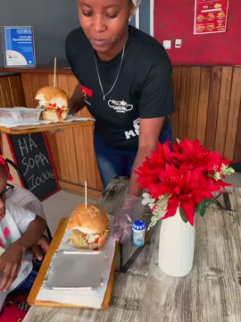 “ ESTÁ ACONTECEREEE* “  Só para Hoje Sábado ( 27 de Setembro)  E Amanhã Domingo ( 28 de Setembro)  No Mujope do Zamba 2 Ainda podes vir, estaremos abertos até 23H! #mujopesabores #fastfood #mujopão #mujopezamba2 