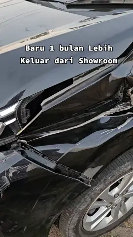 Hancur Mobil...😢😢😢 Jadi Kejadiannya itu ini adek mahasiswa yg lancar bawa mobil sekaligus punya SIM tadinya dia yg bermohon, tapi dalam perjalanan dia kasihkan temannya yg notabene tidak ada SIM dan belum lancar bawa mobil... jadi cs²ku lain kali kalo memang capekki istirahat karena nyawata serta amanah mobil kita pakai itu yg penting... #fyp #rentalmobilmakassar 