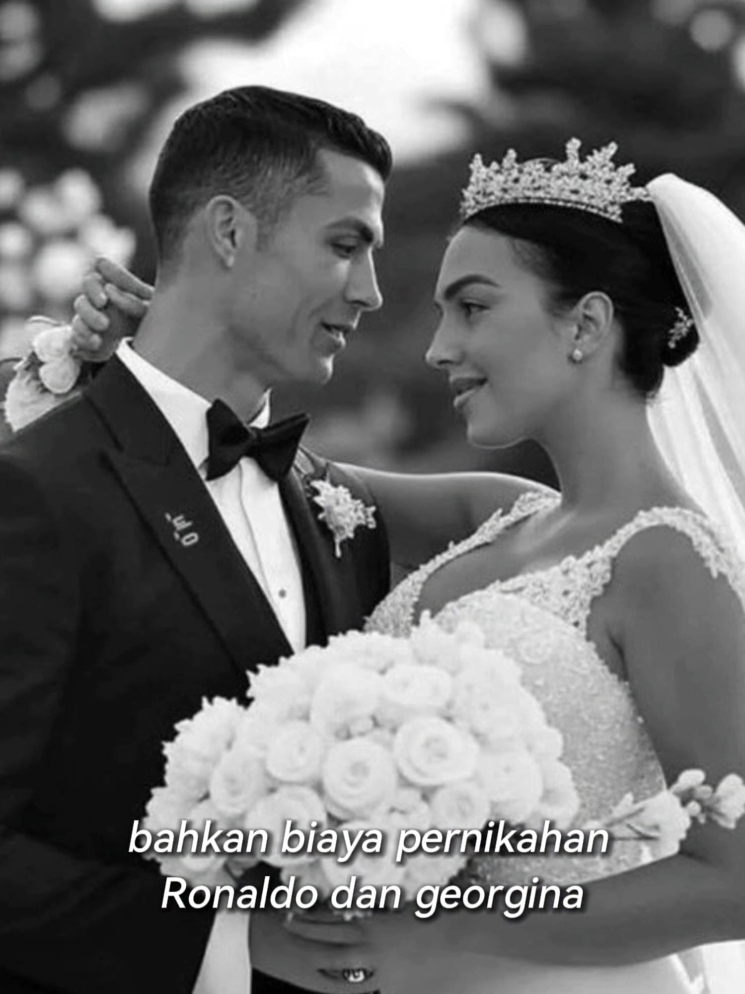 “McGregor & Khabib Undangan Pernikahan Ronaldo… Bisa Rusuh?! Cristiano Ronaldo dan Georgina Rodriguez disebut-sebut bakal menggelar pernikahan super mewah di Madeira dengan biaya fantastis mencapai Rp223 miliar. Namun, yang bikin geger bukan hanya kemewahan pesta, melainkan daftar tamunya yang luar biasa. Sejumlah bintang sepak bola dunia seperti Neymar, Kylian Mbappe, hingga rival abadinya, Lionel Messi, dipastikan hadir. Bahkan nama besar di luar lapangan seperti MrBeast dan Speed juga ikut meramaikan. Yang paling bikin tegang, dua mantan petarung UFC dengan rivalitas panas, Conor McGregor dan Khabib Nurmagomedov, juga diundang. Kehadiran keduanya memicu spekulasi pesta ini bisa berubah menjadi ajang “rusuh” alih-alih hanya jadi perayaan cinta Ronaldo dan Georgina.