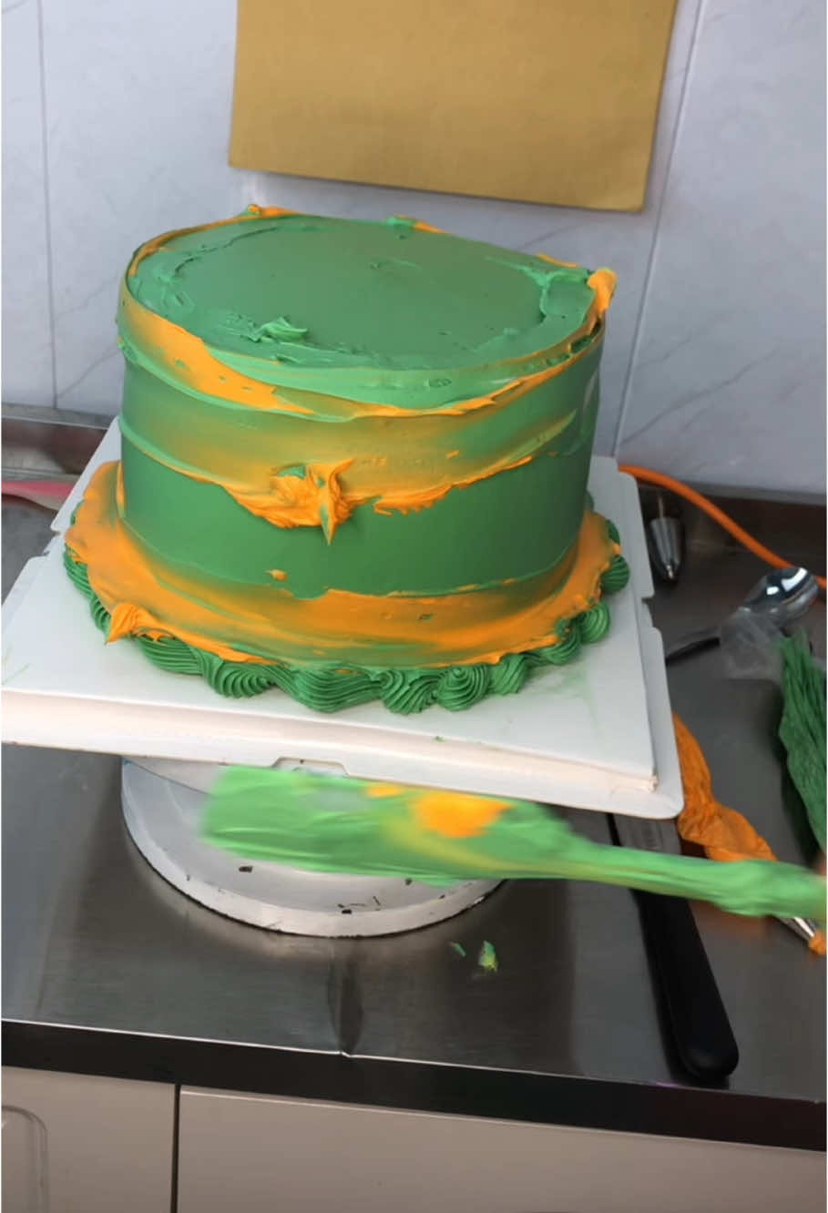 #capcut very beautiful green cake and very nice #fyp #caketiktok #cakepiping #diycake #pipingcake #cakepipingvideo #vintagecake #beautifulcake 