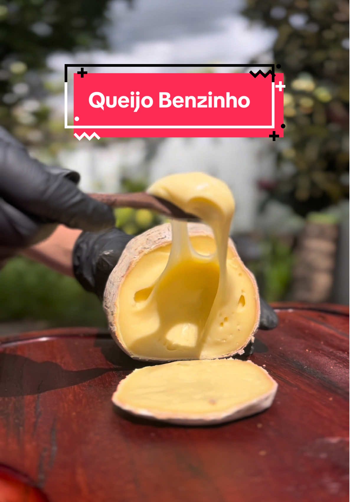 💛 O Benzinho é um queijo que conquista pelo nome e pelo sabor. 🧀 De massa mole e casca mofada, lembra os clássicos franceses, mas com identidade 100% brasileira. ✨ Suave e versátil, vai bem com doces, geleias ou até puro, derretendo no paladar. 🏅 É a versão “mini” do Bem Brasil, premiado com ouro no Mundial de Queijos na França. 👉 Uma joia artesanal feita para encantar cada pedaço. #QueijoArtesanal #QueijoBenzinho #FoodLovers #Gastronomia