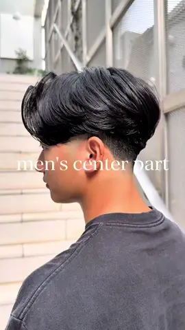 【ショートセンターパート】 襟足の癖テーパーフェードで解決します。 テーパーフェード×ニュアンスパーマ テーパーフェードは自然な刈り上げで清潔感があり、ビジネスからカジュアルまで幅広く対応。伸びても目立ちにくく、パーマやセンターパートとも相性抜群な万能スタイルです。 センターパートは、シンプルながらも洗練された印象を与え、顔立ちを引き立てる万能なヘアスタイル。 特に「毛流れを活かしたセンターパート」は、ナチュラルな動きと立体感が加わることで、こなれた色気や上品な雰囲気を演出できます。 ドライヤーだけで決まる360°どこから見ても美しいセンターパートスタイル！ 骨格合わせてカットしているので絶壁やハチ張りをカバーします！直毛の方はニュアンスパーマで！癖毛の方には曲がる縮毛矯正で自然な毛流れを作ります◎ フェザーショートは軽やかな毛先と動きのあるシルエットが魅力。小顔効果があり、どの角度から見ても美しく決まるスタイル。洗練された大人の印象を与えつつ、抜け感でこなれ感も演出できます。 #センターパート #ショートセンターパート #テーパーフェード #ニュアンスパーマ 