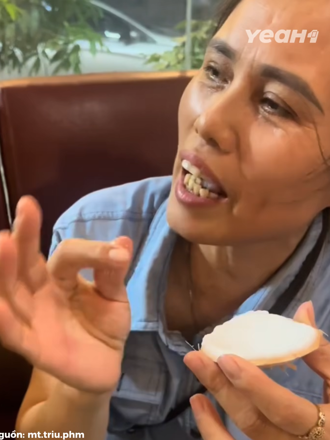 Cô Bé Nạo Dừa