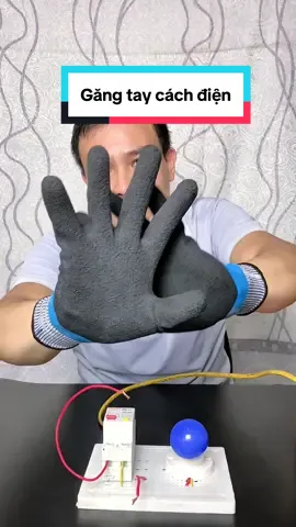 Găng tay cách điện, chống nước thích hợp cho bác nào hay sửa chưa điện dân dụng, thợ điện nước. Găng tay này được bọc cao su cẩn thận chắc chắn, vừa là găng tay bảo hộ viwaf là găng tay cách điện cực kỳ tiện lợi và an toàn. #gangtaycachdien #cachdien #baoholaodong #diengiat #antoandien