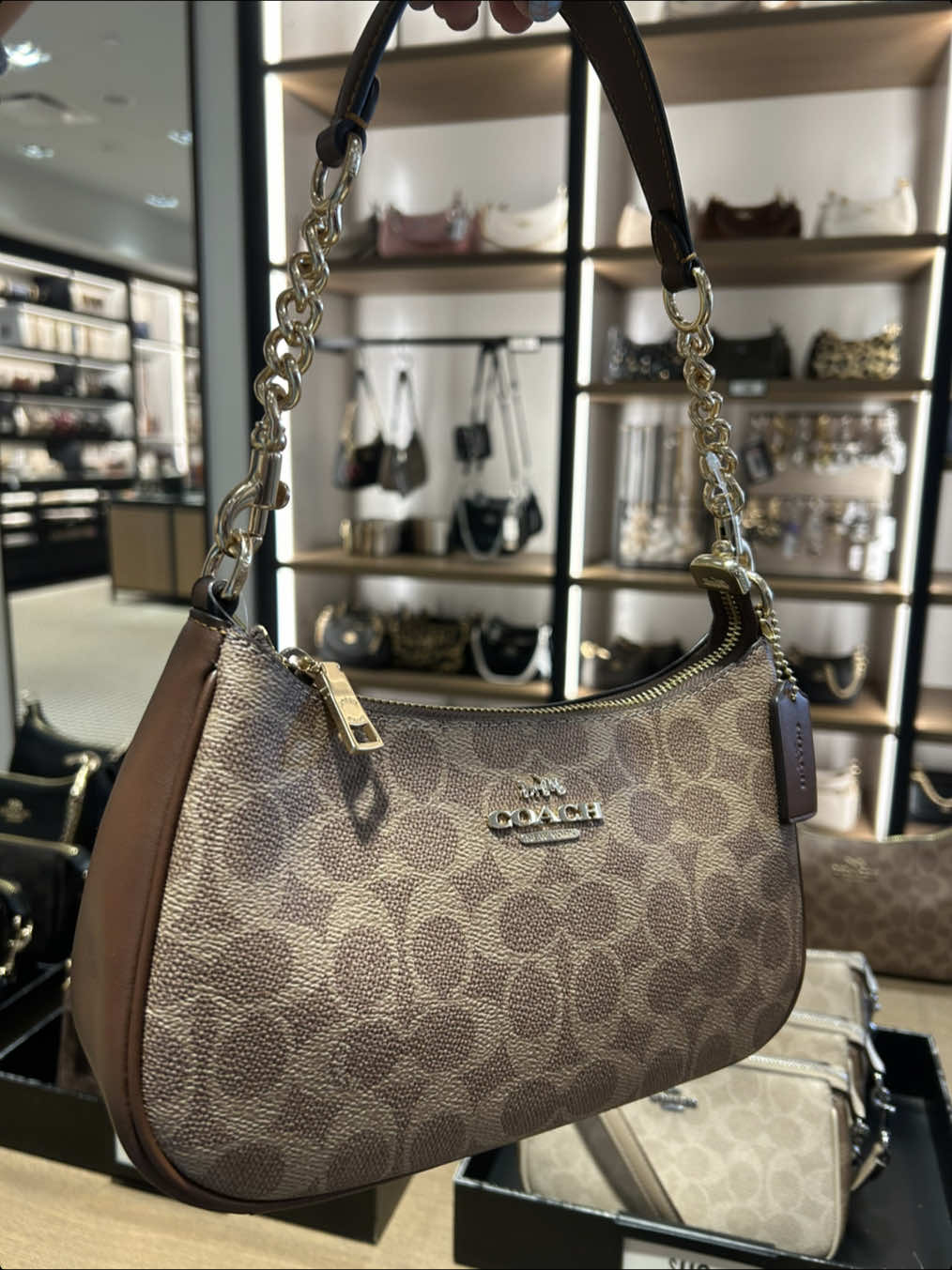 #CoachOutletEmployee  Teri in Sig Canvas🤎😍 ✨Link in Bio to Shop✨ Coach Outlet, Barceloneta🇵🇷 #CoachNY #CoachOutlet #dealalert #terishoulderbag 