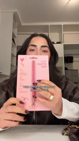 STOP MET MIJ. HOE LEUK??? Je hebt ‘m dus ook in meerdere kleuren (paars, groen, blauw). 11€ bij de Action!! #applepen #ipad11 #pinkipad #roze 