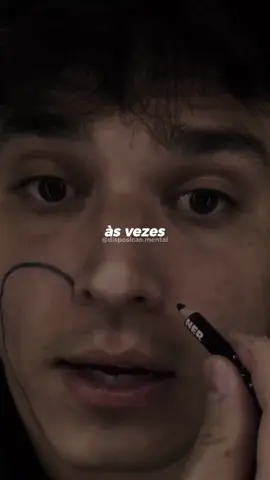 Muitas vezes acreditamos que amar é insistir, segurar firme, tentar até o fim. Mas a verdade é que existem relações em que o maior gesto de amor não está na presença, e sim no silêncio da partida. Quando se escolhe se afastar, não é porque deixou de importar, mas porque entende que continuar seria machucar mais do que curar. É um amor que reconhece seus limites, que sabe que insistir pode se tornar egoísmo e que permitir a distância pode ser a forma mais pura de respeito. O vídeo fala sobre essa escolha dolorosa, mas libertadora: a de aceitar que, às vezes, a ausência é o presente mais verdadeiro que se pode oferecer. Porque o amor não é feito apenas de estar junto, mas também de compreender quando é hora de soltar. Então, reflita: até que ponto você tem confundido amor com apego, e quantas vezes já permaneceu quando, na verdade, o silêncio da sua saída era a resposta mais honesta? Créditos: @brunoc4rdoso