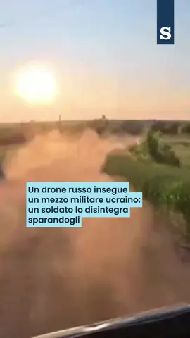 In Ucraina, un drone russo stava seguendo un mezzo militare con a bordo alcuni soldati di Kiev. Uno di loro ha notato l'avvicinamento del velivolo senza pilota e ha iniziato a sparargli addosso. #drone #russia #ucraina