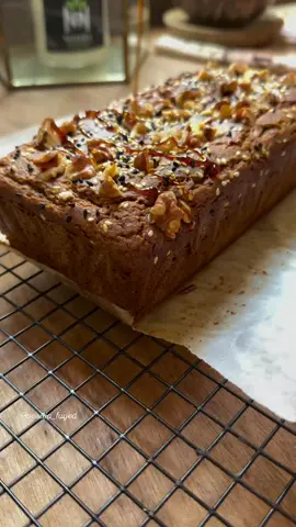 ⁨	⁨	🌾✨ “ليه كيكة الدخن مختلفة؟ لأنها معمولة من حبوب مليانة فوائد: ✅ ألياف للهضم والشبع 💪 بروتين نباتي صحي 🧠 مغنيسيوم للراحة والأعصاب ❤️ وتدعم صحة القلب كمان! كيكة واحدة = طعم لذيذ + قيمة غذائية 👌 احفظ الوصفة وجربها 💛 . المكونات :- ١٥ حبة تمر (استخدمت سكري وسط)  ١ ونصف كوب حليب ساخن  ٣/١ كوب زيت جوز الهند أو زبدة طبيعية  ٤/٣ كوب دقيق الدُخن استخدمت العضوي من ‪‪@alnahalaljwal‬‬  ٢/١ كوب دقيق قمح كامل (وممكن نستخدم كله دقيق دُخن فقط)  ١ م ص قرفة  ١ م ص هيل  رشة ملح  ١ م ص بيكنج باودر  ١ م ص بيكنج صودا  على الوجه اختياري (جوز ، حبة البركة ، سمسم)  ✨ندخلهم الفرن ٤٠ ل٤٥ دقيقة ونتركها تبرد تمام ونقطعها وبالعافية  . سعرات القطعة من ١٠ قطع ١٢٨ كالوري 👍🏻 #صحة #healthy_nosiba #اكسبلور_explore #healthylifestyle #healthy       ⁩⁩