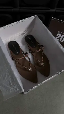 Nói thật, để tìm một đôi giày khiến outfit sang hẳn lên thì đôi này là lựa chọn quá thông minh, mà đôi này đi được hẳn hai kiểu thì… quá hời luôn đúng không mọi người?🍂🍂 #review #depnu #giayxinh #giaydep #giaynu 