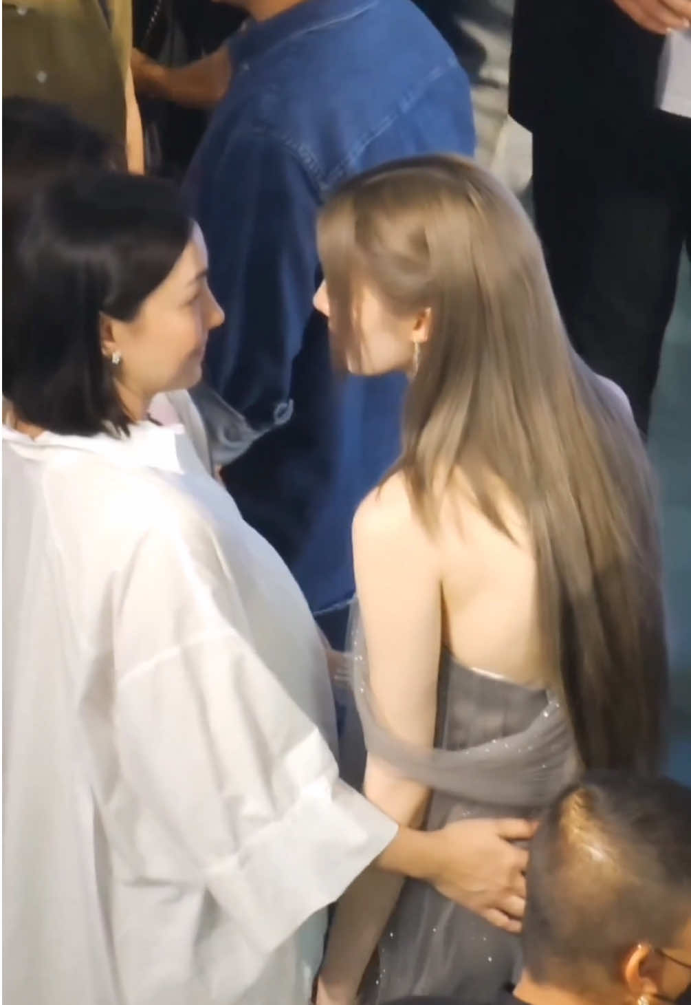 Mae Koy always gives Orm a little butt pat for good luck🥺🤍 #Ormkornnaphat #ออมกรณ์นภัส  #koynarumon #ก้อยนฤมล @ออมออมเอง:^D 