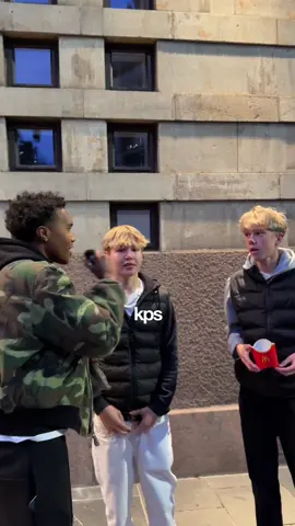 Yllätetään seuraaja uudella Essentials hupparilla?! 🙌🏻🤝 #suomitiktok 