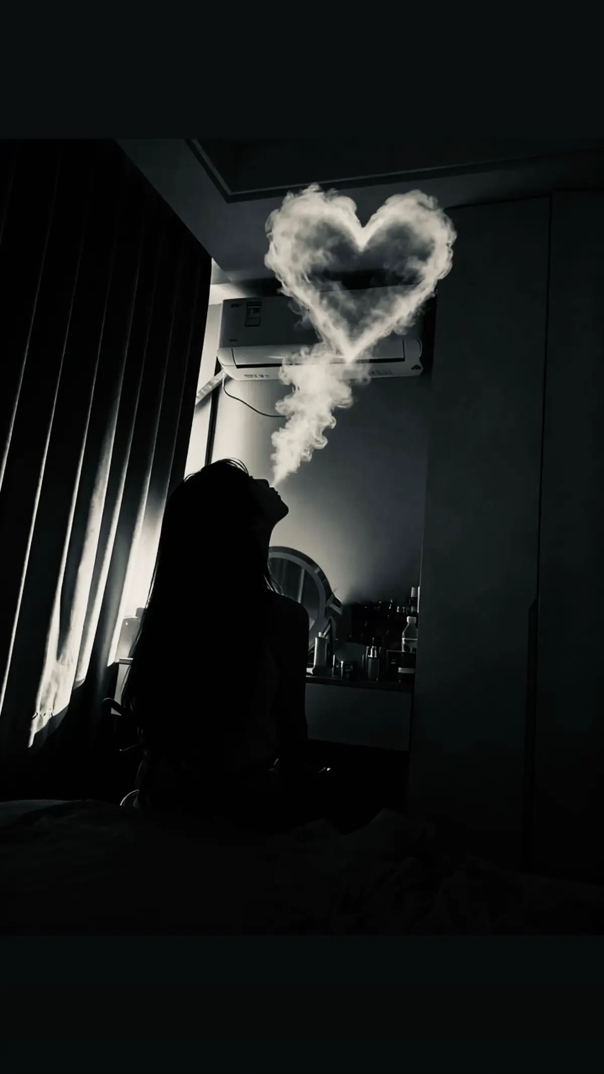 爱情不需要太多宏大的誓言，只要每天都能和你一起走过最平凡的时光：一个眼神、一抹微笑、一个紧紧的牵手。外面的世界也许喧嚣，也许不停变化，但只要有你在，我就拥有了一片安宁的天空。因为幸福并不在遥远的终点，而是在与你并肩走过的每一步里。